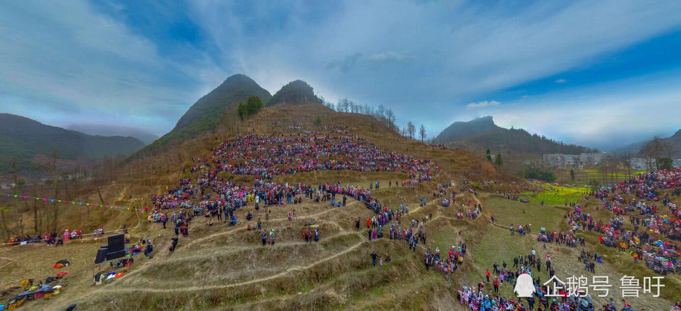 航拍广西隆林苗族跳坡节，坡场上人山人海，难得一见的壮丽景象