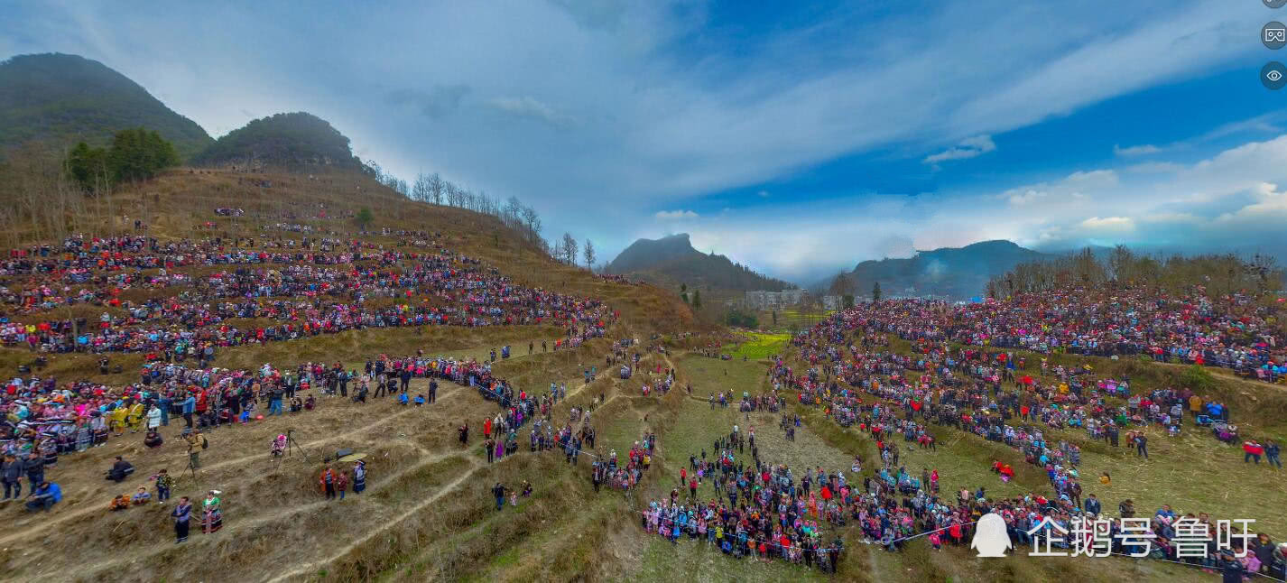 航拍广西隆林苗族跳坡节，坡场上人山人海，难得一见的壮丽景象