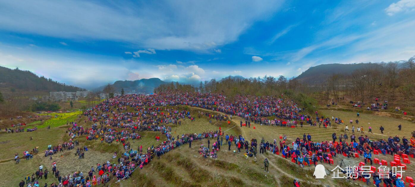 航拍广西隆林苗族跳坡节，坡场上人山人海，难得一见的壮丽景象