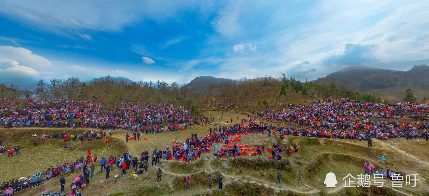 航拍广西隆林苗族跳坡节，坡场上人山人海，难得一见的壮丽景象