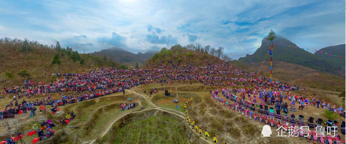 航拍广西隆林苗族跳坡节，坡场上人山人海，难得一见的壮丽景象