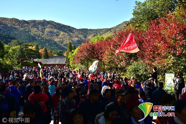 北京香山红叶节游客爆满 开启“人海”模式