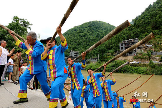 吹响的土家族树皮号